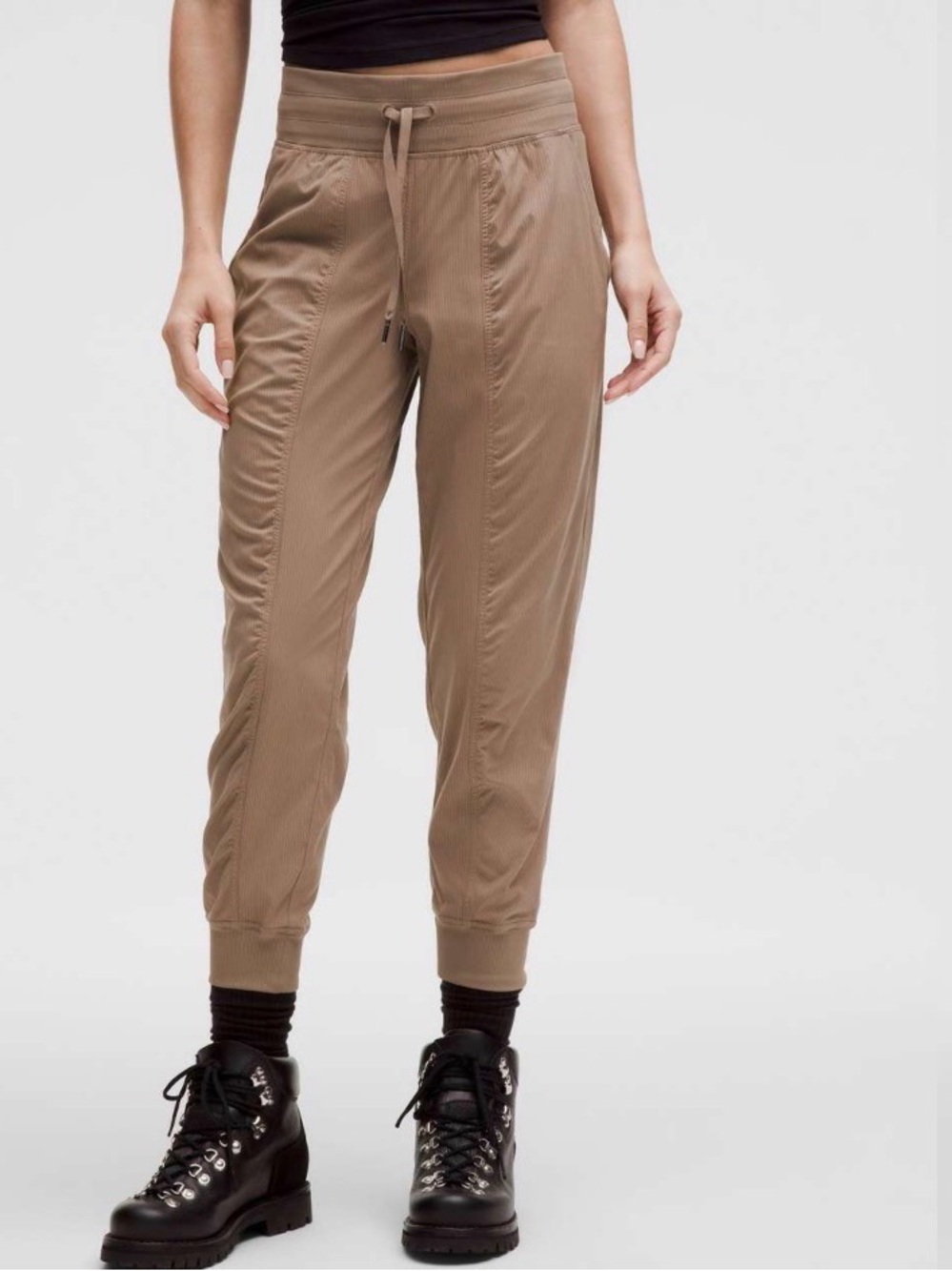 Lululemon Dance Studio Mid-Rise Jogger 7/8 Length
Taupetastic size 6